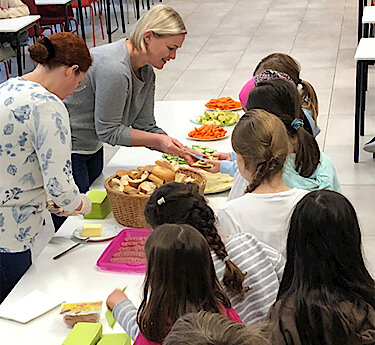 Alle Kinder der Grundschule am Gernerplatz waren zu einem Probefrühstück in der Mensa eingeladen. 